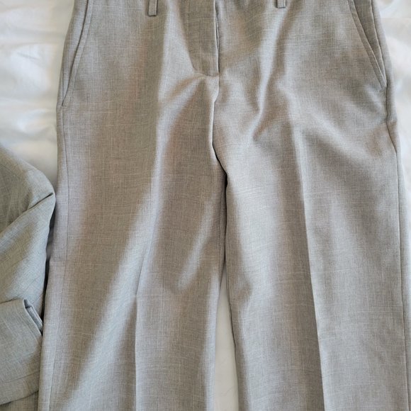 Grey suit sz 0-2 - Picture 2 of 5